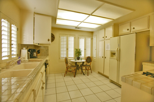 Fully equipped kitchen with eat-in area 