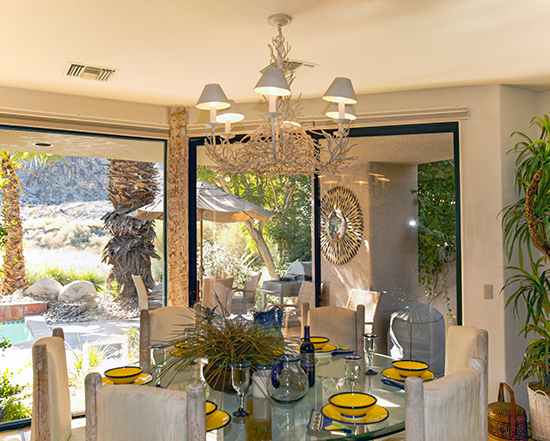 dining area overlooks pool