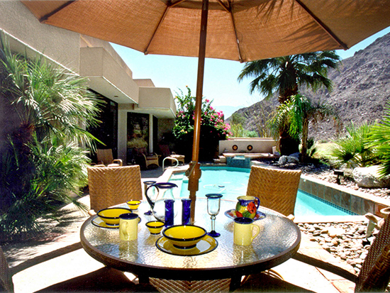 outdoor dining poolside